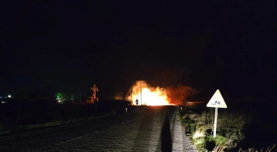 Fırtına sebebiyle kopan elektrik telleri yangına neden oldu