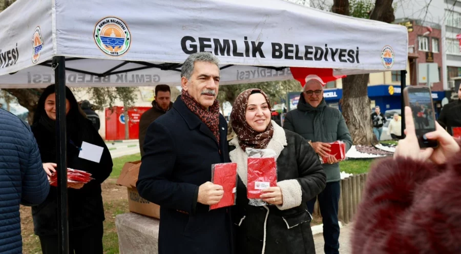 Gemlik Belediyesi, Türk Bayrağı dağıttı