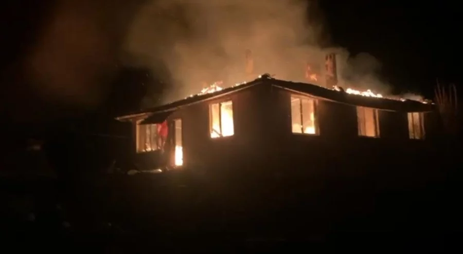 Bursa'da gece yarısı alevler köyü sardı! Eski muhtarın evi küle döndü