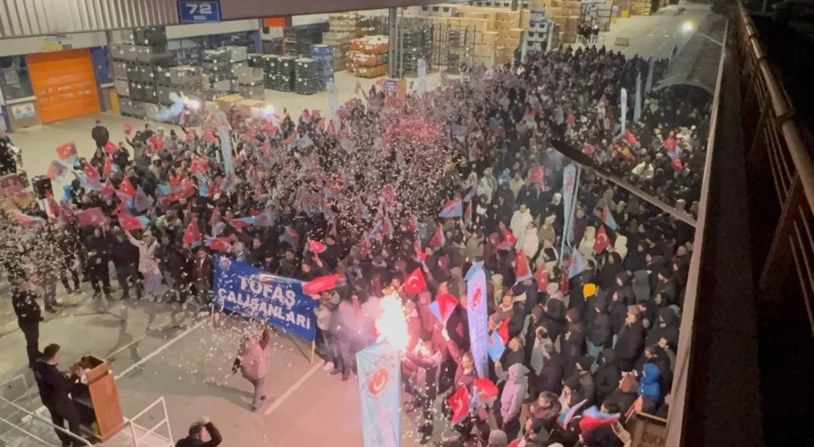 TOFAŞ'ta tarihi gece: İşçiler meşalelerle sözleşmeyi kutladı