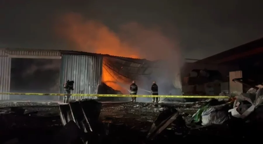 Tekirdağ'da tekstil geri dönüşüm fabrikasında yangın çıktı