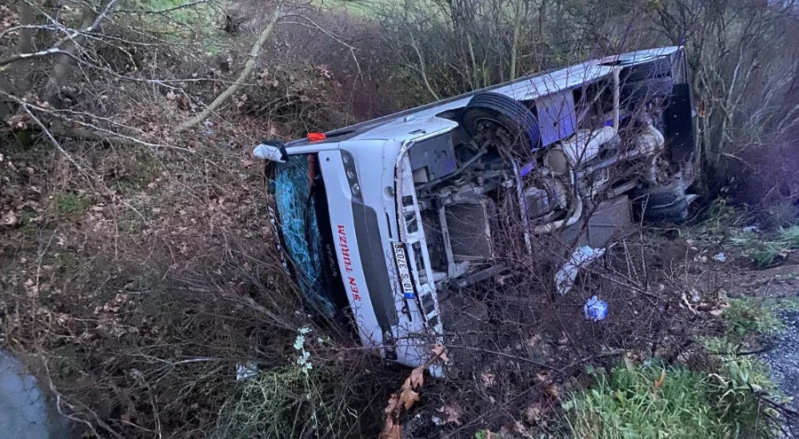 Balıkesir'de işçileri taşıyan midibüsün devrildi:16 kişi yaralandı