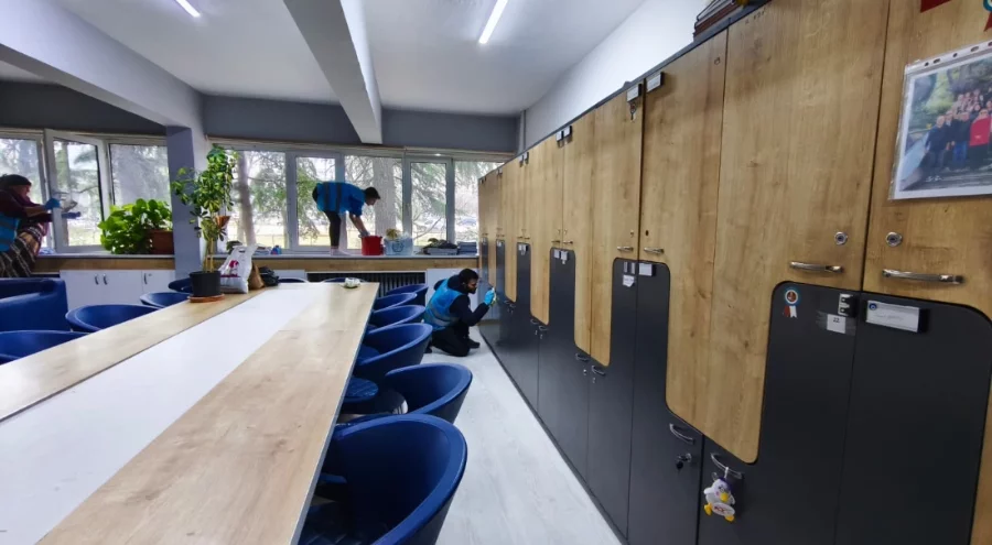 Bursa'da denetimli serbestlik hükümlüleri okul temizliği yaptı