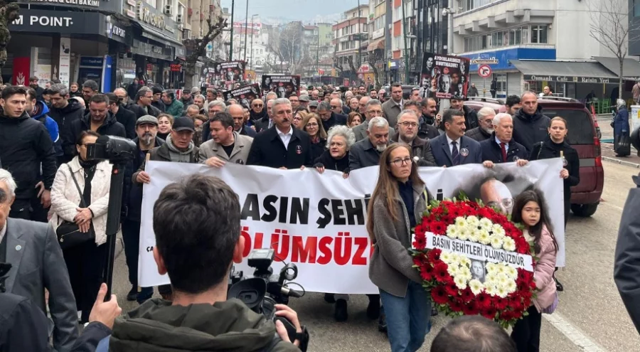 Bursa'da Uğur Mumcu için sevgi seli