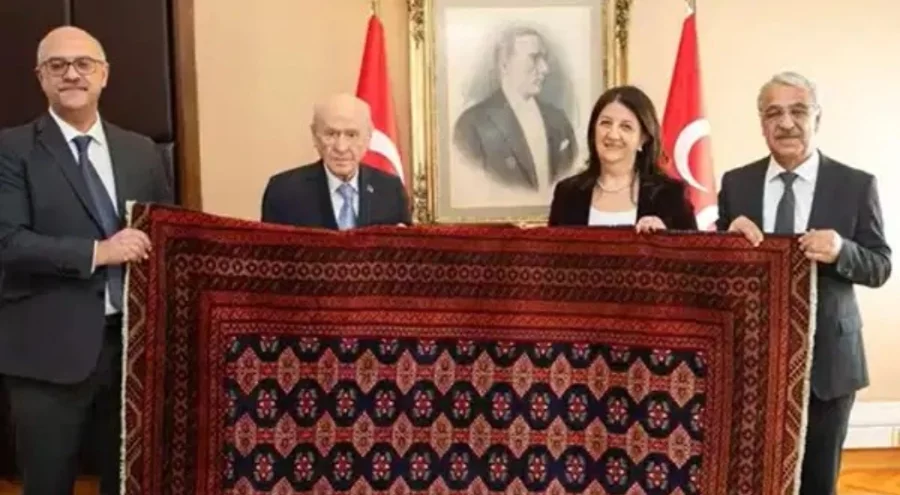 PKK elebaşı Öcalan'dan Bahçeli'ye 'kilim' hediyesi: Kilime '27 Şubat 2025 Barış ve Demokrasi Kili...