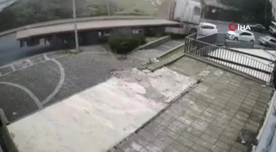 Park halindeyken freni boşalan tır 5 araca çarptı