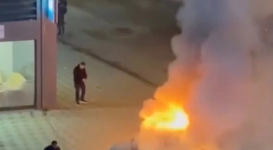 Bursa'da esnaf yangın tüpleriyle yanan araca koştu