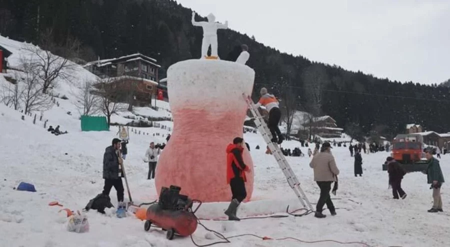 Rizeliler kardan devasa çay bardağı yaptı