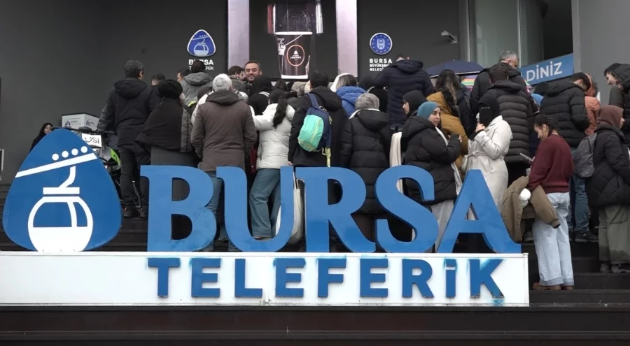 Bursa'da binlerce kişi, saatlerce teleferiğe binmek için sıra bekledi