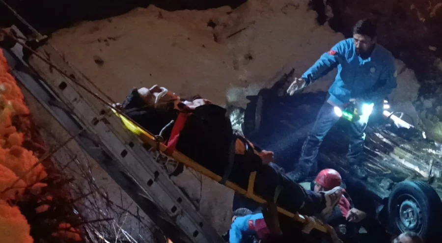 Otomobil köprüden uçtu 1'i ağır 4 kişi yaralandı