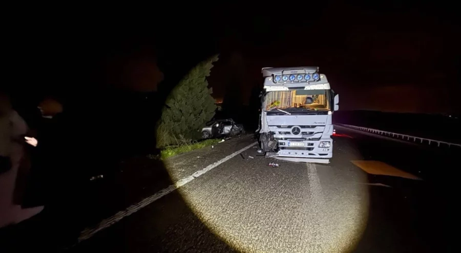 Bursa otoyolunda yardım için duran araçlara tır çarptı: 8 yaralı