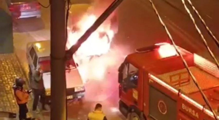 Bursa'da seyir halindeki otomobil küle döndü!