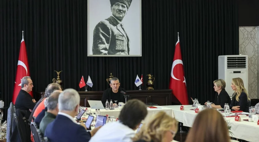 CHP lideri Özgür özel  kurmaylarıyla pazar kampına girdi