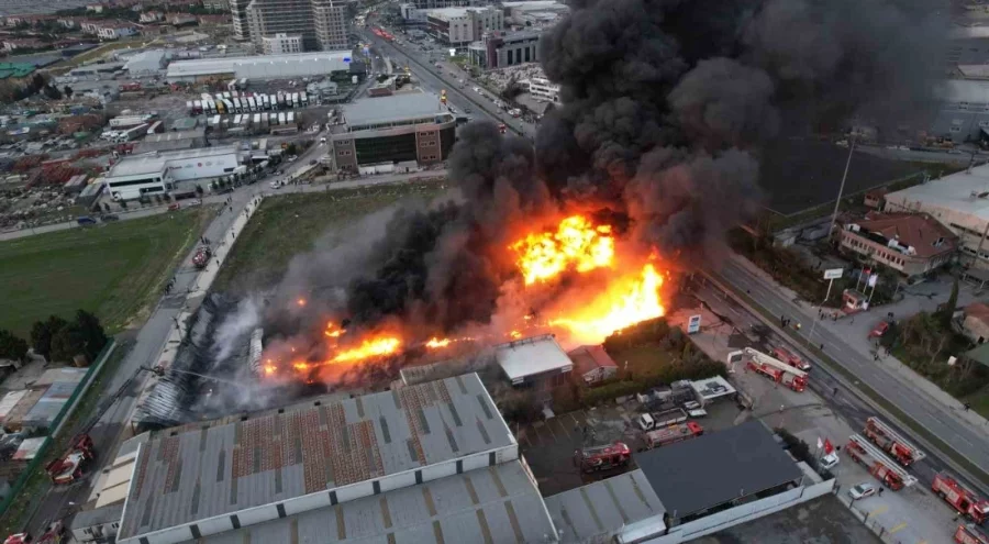 Büyükçekmece'de plastik kasa fabrikasında yangın