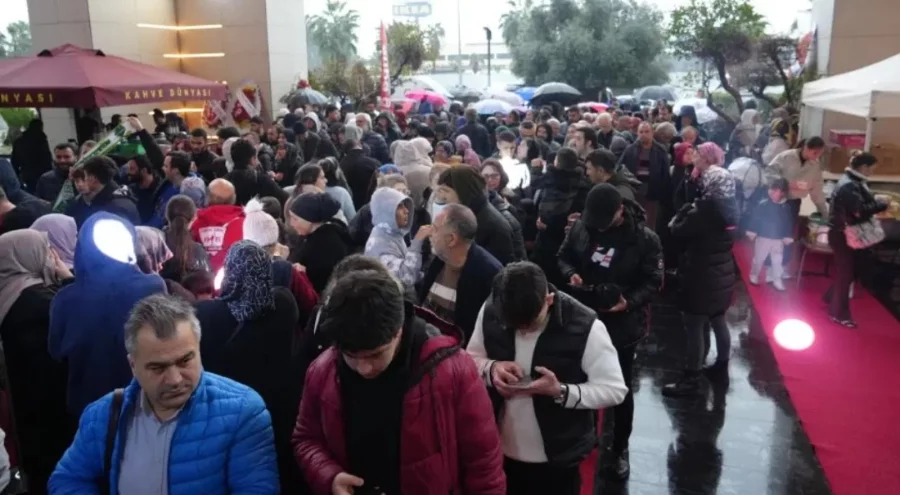 Teknoloji mağazası açılışı izdihama neden oldu: Geceden sıraya girdiler, yağmur altında beklediler