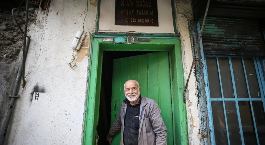 Ahşap el sanatları ustası Bursa'da 33 yıldır aynı dükkanda üretim yapıyor