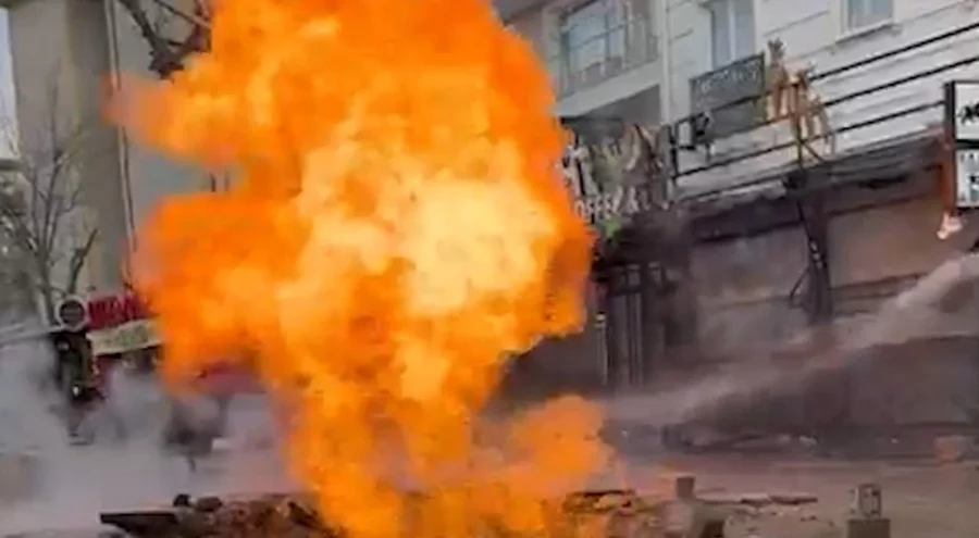 Doğal gaz boru hattı patladı, alevler metrelerce yükseldi