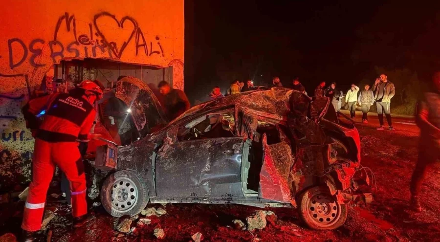 Takla atan otomobil elektrik trafosuna daldı: 2 kişi yaralandı