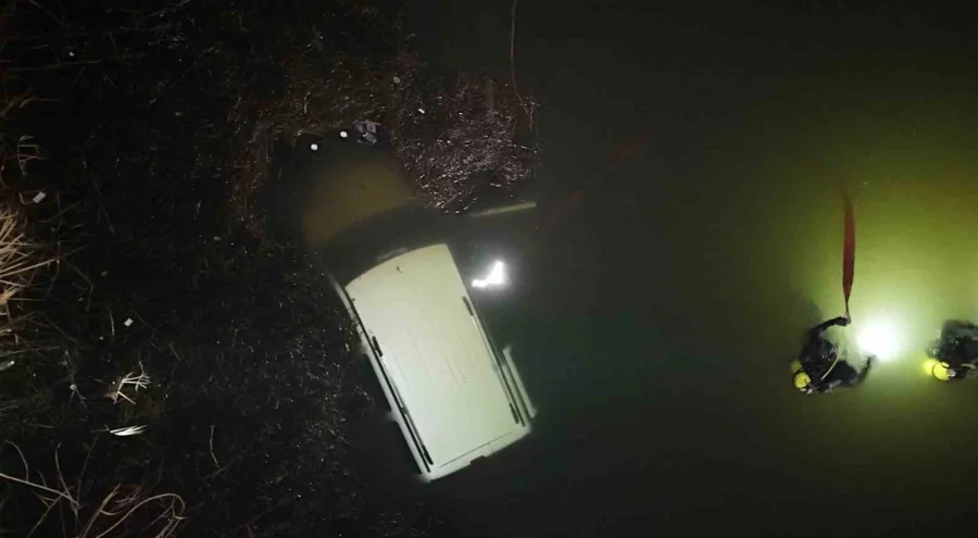 El freni çekilmeyen araç Porsuk Çayı'na düştü