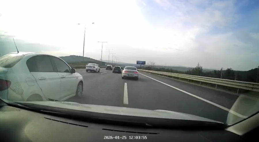 Sürücüyü sıkıştıran trafik magandası kamerada