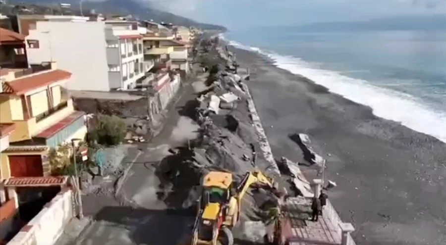 İtalya'da toprak kayması nedeniyle yaklaşık 1000 kişi tahliye edildi