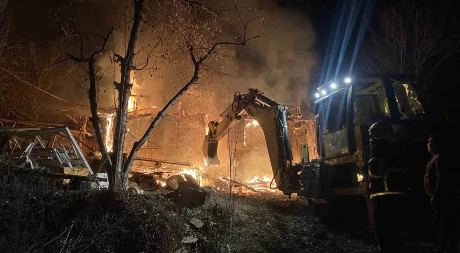 Çorum'da çıkan yangında ev ve depo kül oldu