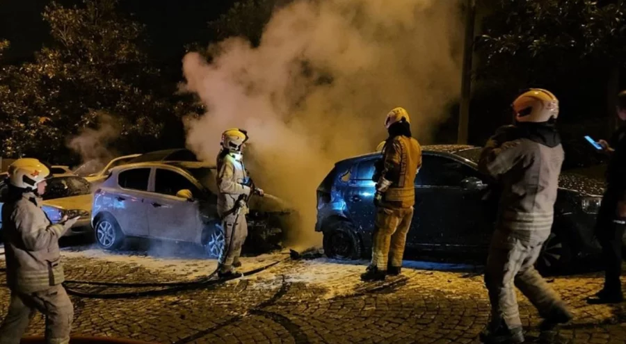 Gece yarısı 4 araç alev alev yandı