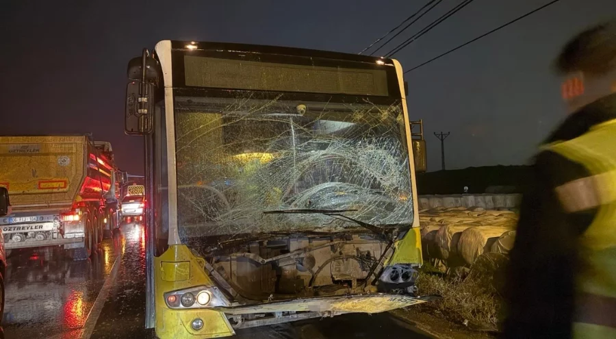 İETT otobüsü hafif ticari araçla çarpıştı: 2 yaralı