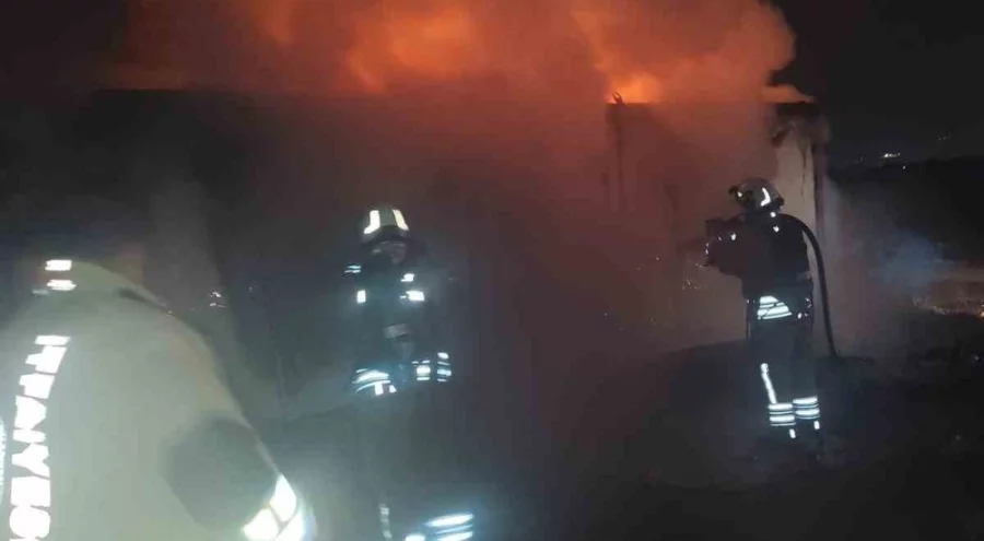 Hatay'da konteyner alev alev yandı