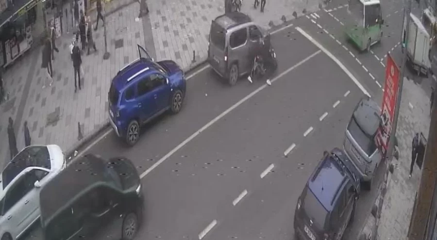 Ön kaldıran motosikletli park halindeki araca çarptı