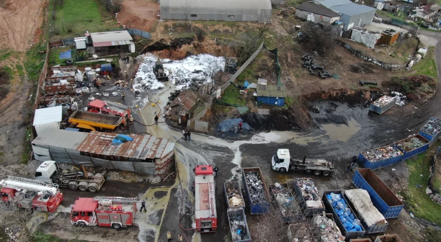 İstanbul'da geri dönüşüm deposunda yangın