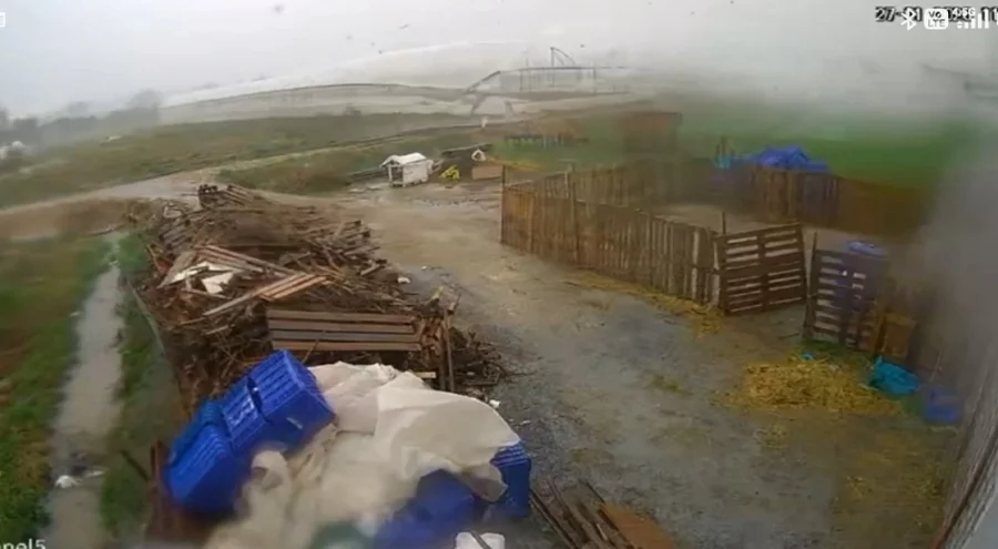 Hortum saniyeler içinde serayı yerle bir etti