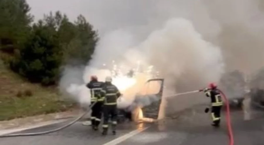Osmaniye'de tarım işçilerini taşıyan minibüs alev alev yandı