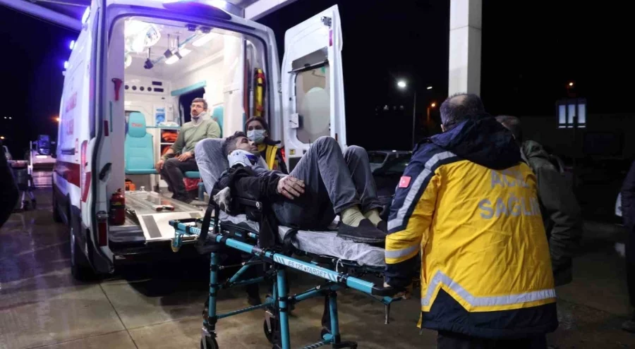 Adana'da fabrika işçilerini taşıyan minibüs devrildi: Çok sayıda yaralı