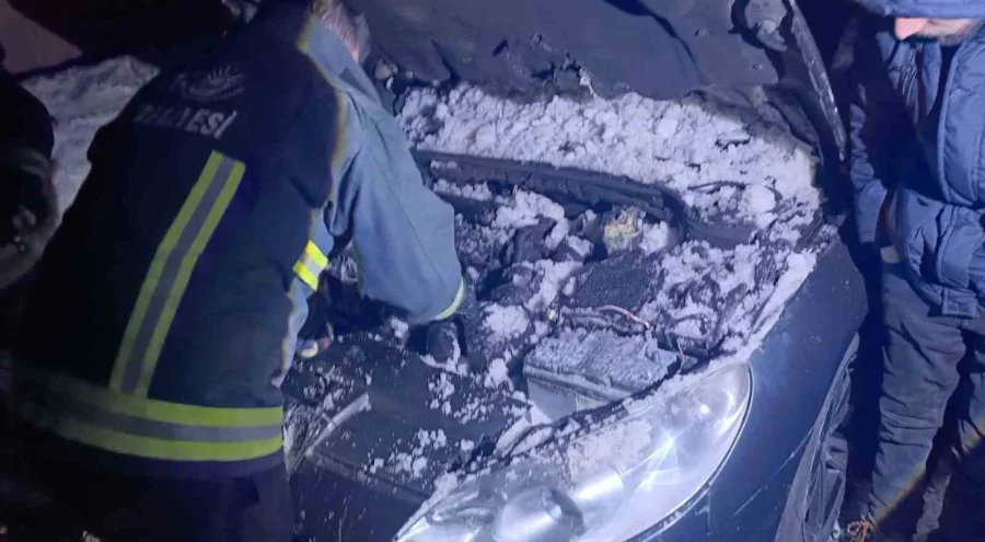 Seyir halindeyken yanan araca karla müdahale