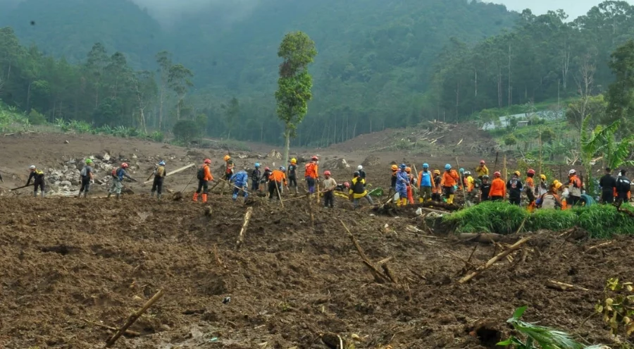 Endonezya'da toprak kayması: Hayatını kaybedenlerin sayısı 34'e yükseldi, 46 kişi kayıp