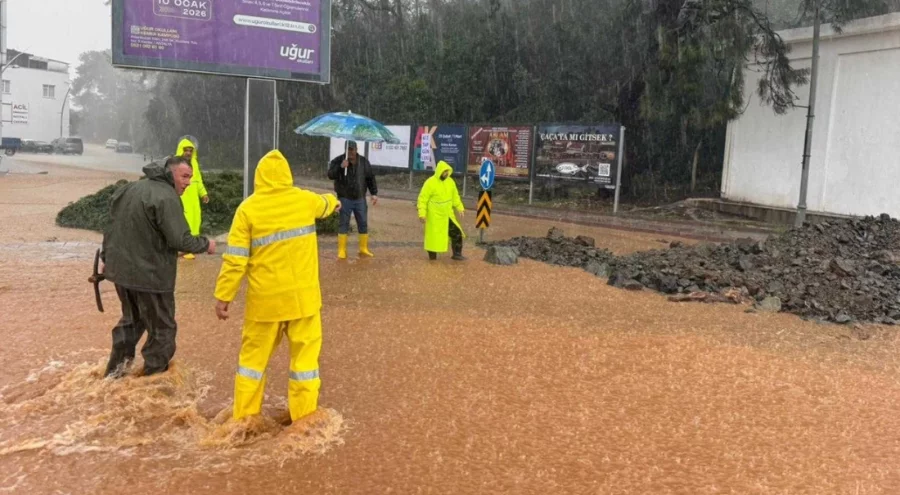 Antalya'yı fırtına, sel ve hortum vurdu!