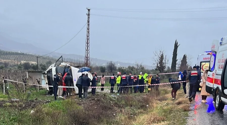 Mesaiye giden memurları taşıyan araç üzüm bağına uçtu! 25 yaralı
