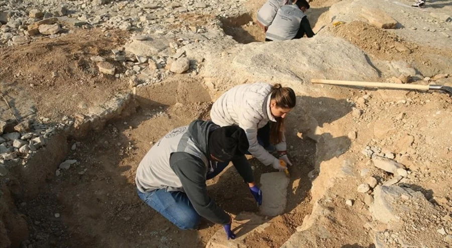 Adıyaman'da Göbeklitepe'deki "T" taşlarına benzeyen yapılar bulundu