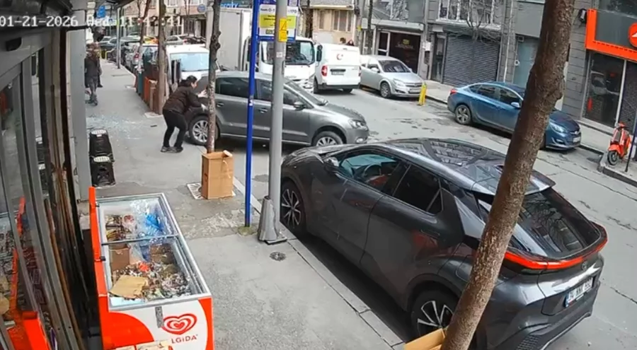 Geri manevra kabusa döndü: Otomobil kuaför dükkanına daldı