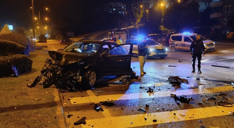 Bursa'da iki aracın kafa kafaya çarpıştığı feci kazada can pazarı