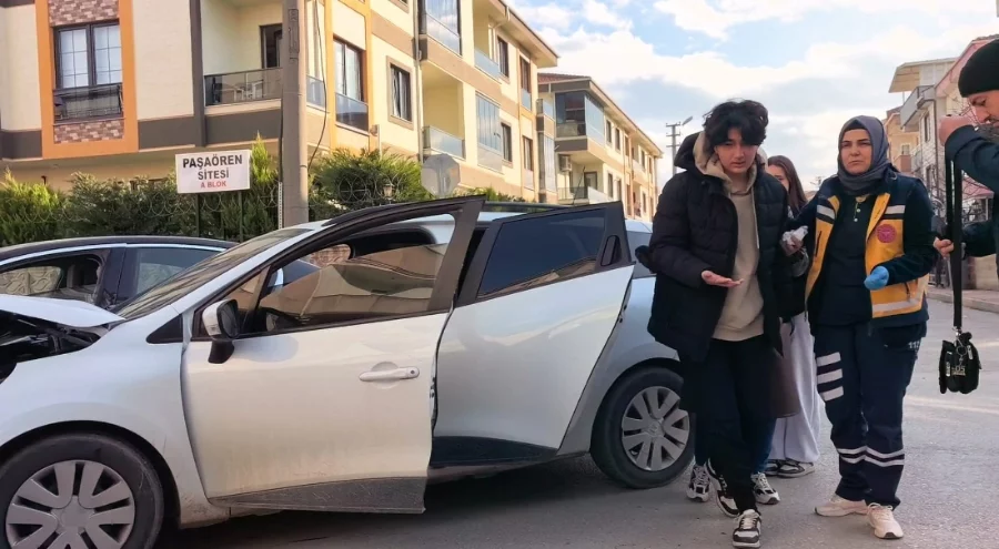 Bursa'da iki otomobil çarpıştı: 3 yaralı