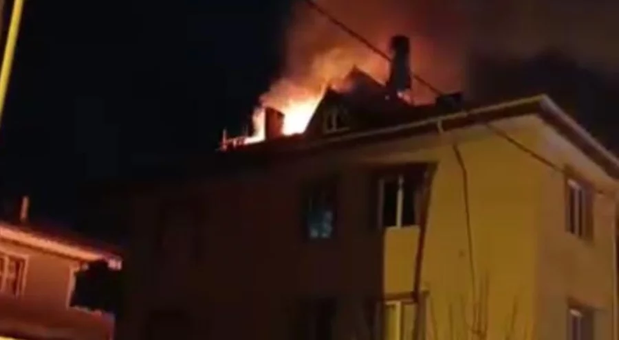 Bursa'da korku dolu anlar! Üç katlı binanın çatısında yangın çıktı...