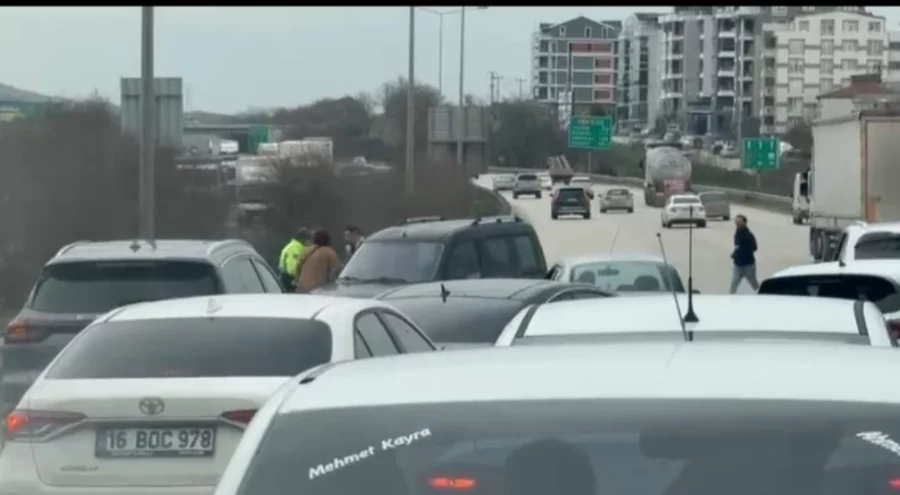 Bursa'da otobanda tehlike! Ters yöne giren araç trafiği kilitledi