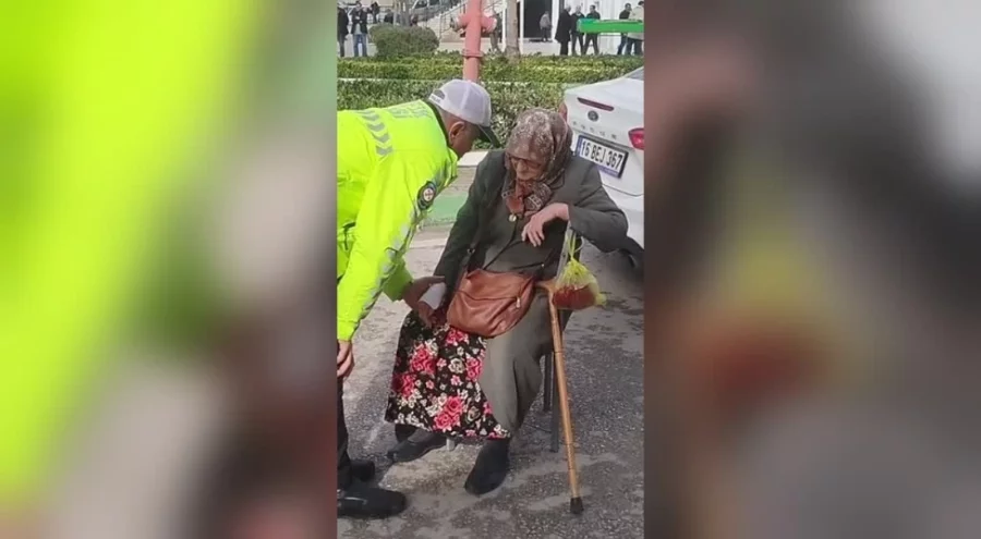 Bursa'da trafik polisi kazada yaralanan yaşlı kadının elini bir an olsun bırakmadı