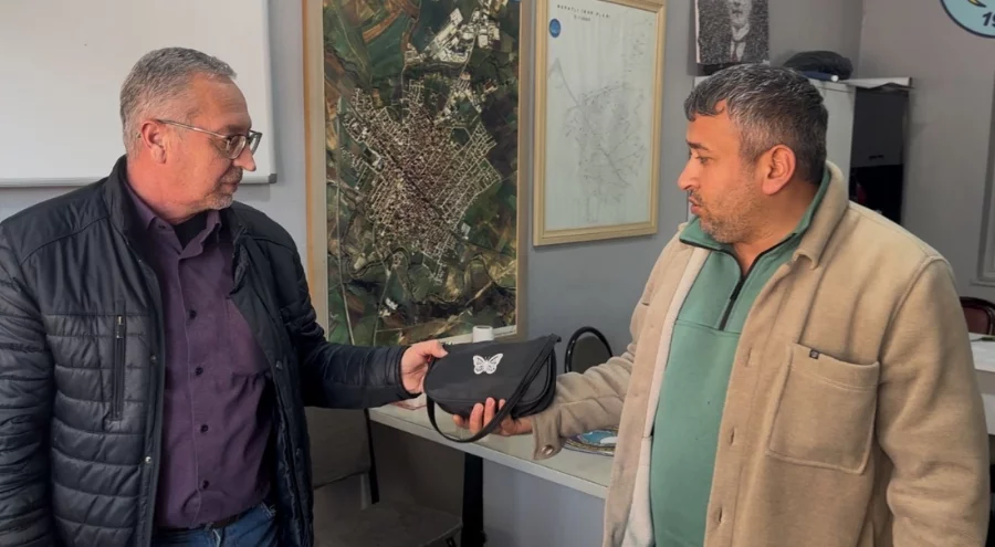 Tekirdağ'da örnek davranış: Parkta bulduğu çantayı zabıtaya teslim etti