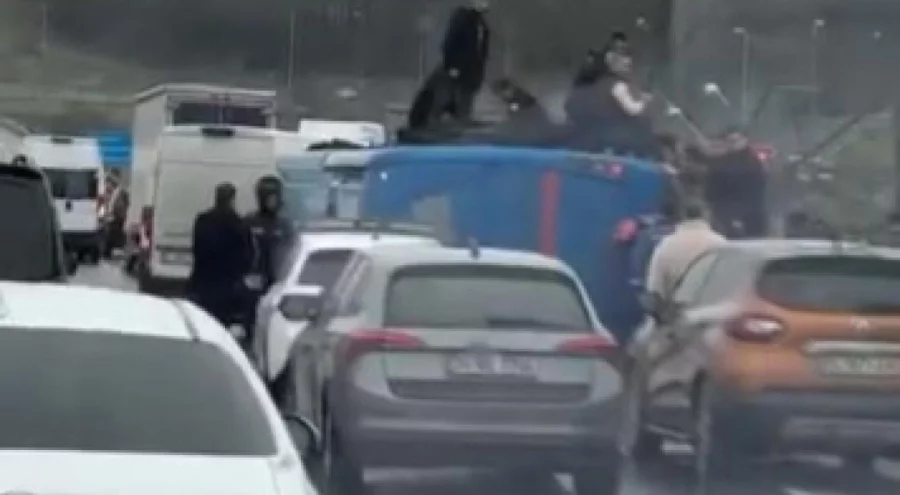 Kemerburgaz'da cezaevi aracı devrildi: Yaralılar var