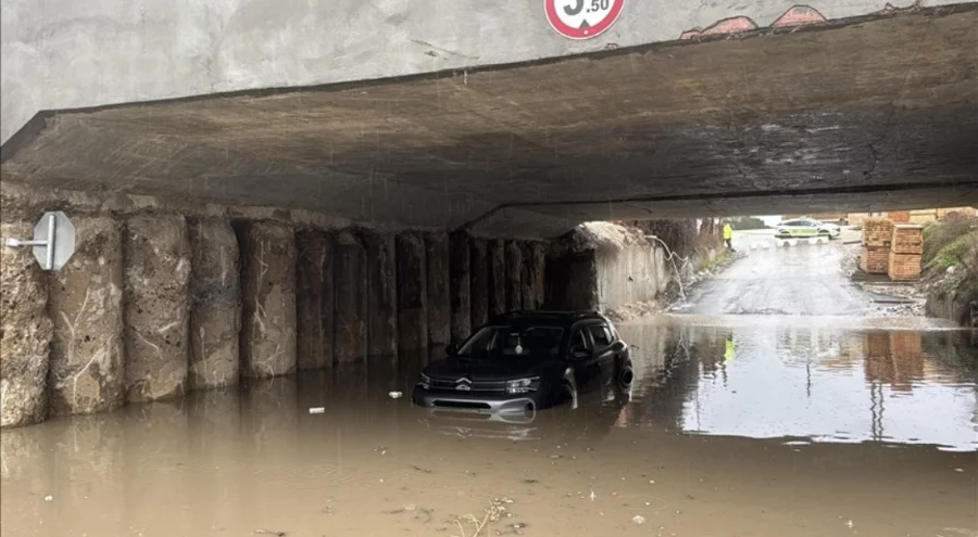 Edirne'de etkili olan yağış su baskınlarına neden oldu