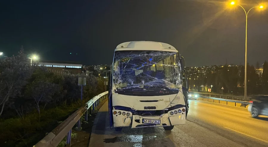 Kocaeli'de servis minibüsü tıra çarptı: Çok sayıda yaralı