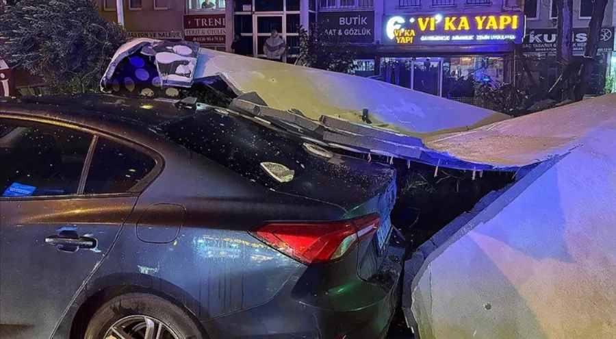 Beylikdüzü'nde şiddetli rüzgar binanın dış cephe kaplamasını söktü: 1 araç hasar gördü